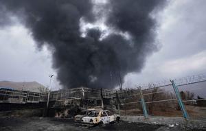 Kepulan asap tebal membubung dari fasilitas penyimpanan minyak yang terkena serangan AS-Israel pada Sabtu 7 Maret 2026 malam di Teheran, Iran, Minggu 8 Maret 2026. Militer Israel kembali melancarkan serangan udara yang menargetkan sejumlah fasilitas infrastruktur energi di Iran, khususnya di wilayah Teheran dan sekitarnya. (AP Photo/Vahid Salemi)