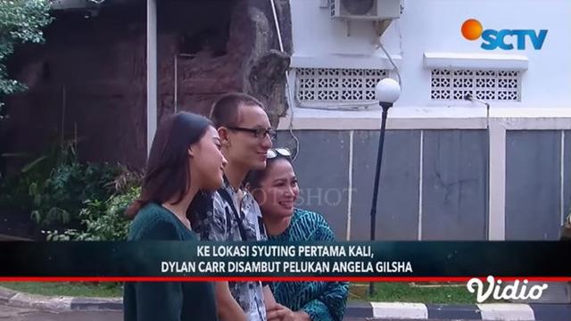 6 Potret Dylan Carr Kembali ke Lokasi Syuting, Dipeluk Angela Gilsha
