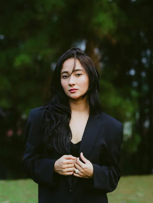 Dalam balutan busana warna hitam juga menonjolkan kesan elegan pada Naomi Zaskia. Sehingga ia terlihat makin dewasa dan anggun. Kali ini ia tampil dengan jas berwarna hitam serta rambut yang dibiarkan terurai (Liputan6.com/IG/@naonomnom)