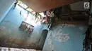 Penampakan rumah warga yang rusak akibat terjangan banjir di kawasan  Balekambang, Kramatjati, Jakarta Timur, Selasa (30/4/2019). Sejumlah rumah warga di RT 005/RW 005 Balekambang rusak diterjang banjir yang terjadi pada 27 April 2019 lalu. (Liputan6.com/Herman Zakharia)
