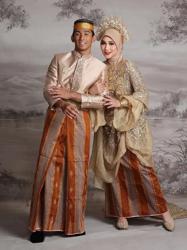 6 Pemotretan Keluarga Marini Zumarnis Pakai Baju Adat Bugis dan Minang, Memukau