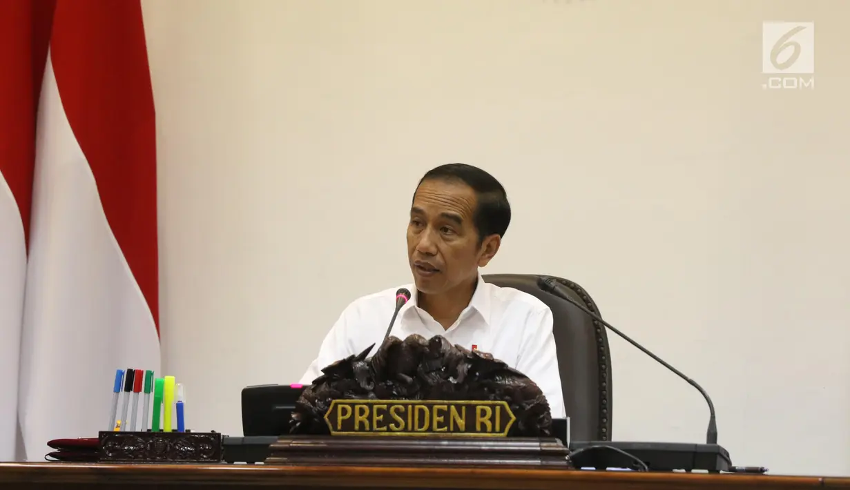 Presiden Joko Widodo atau Jokowi memimpin rapat terbatas percepatan peta jalan penerapan industri 4.0 di Kantor Presiden, Jakarta, Selasa (3/9/2019). Jokowi meminta kementerian dan lembaga terkait mendesain ulang zona-zona industri sampai perbaikan alur aliran materialnya. (Liputan6.com/AnggaYuniar)