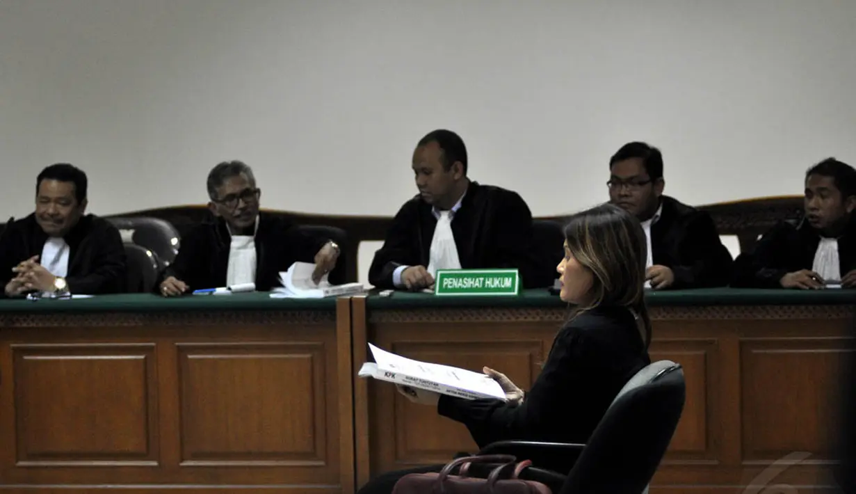 Jaksa Penuntut Umum (JPU) menuntut Artha Meris dengan hukuman penjara selama 4 tahun 6 bulan serta denda Rp 150 juta subsider 5 bulan kurungan, Jakarta, Kamis (6/11/2014). (Liputan6.com/Miftahul Hayat) 
