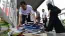 Petugas menertibkan Alat Peraga Kampanye (APK) Pilpres, Caleg dan Partai Politik di Kawasan Jalan Pemuda, Jakarta, Rabu (13/3). APK Pemilu 2019 yang terpasang pada JPO dibersihkan. (merdeka.com/Imam Buhori)