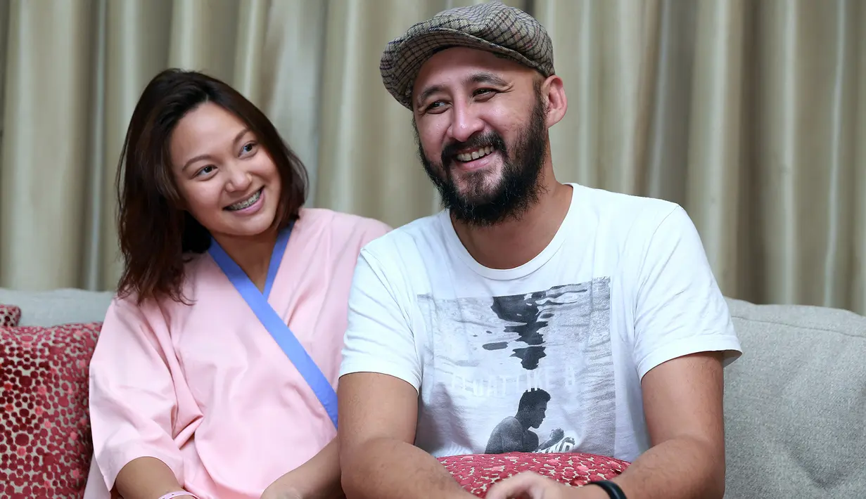 Aqi mengaku sempat menangis saat mendapati istrinya kesakitan mengalami kontraksi saat persalinan. (Wimbarsana/Bintang.com)