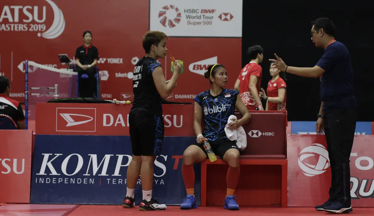 Pebulutangkis Indonesia, Greysia Polii / Apriyani Rahayu, mendengar arahan pelatih saat melawan pasangan Bulgaria pada Indonesia Masters 2019 di Istora Senayan, Jakarta, Rabu (23/1). Greysia / Apriyani lolos ke babak kedua. (Bola.com/M. Iqbal Ichsan)