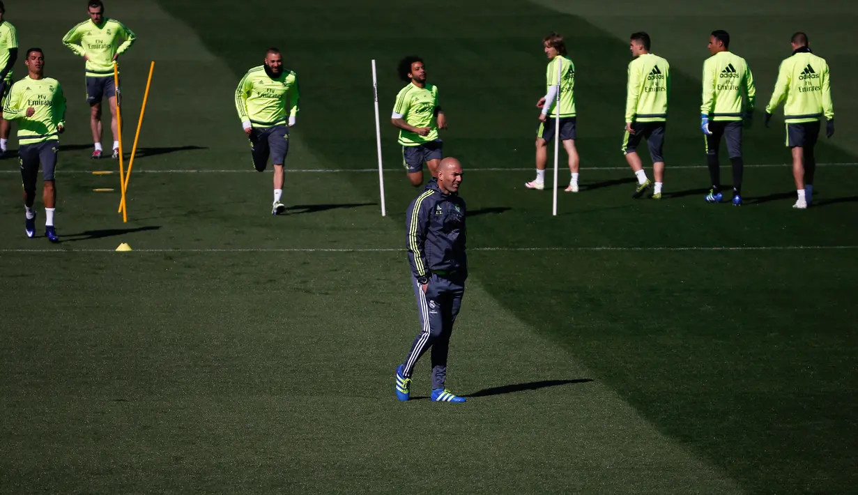 Pelatih Real Madrid, Zinedine Zidane (tengah) melihat anak buahnya berlatih jelang "El Clasico" melawan Barcelona di Valdebebas, Madrid, Spanyol  (1/4). Madrid tertinggal sepuluh poin dari Los Blaugrana yang memuncaki klasemen. (REUTERS/Sergio Perez)