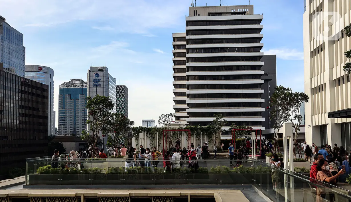 <p>Warga memanfaatkan waktu berlibur lebaran dengan mengunjungi Sarinah Jakarta, Jumat (6/5/2022). Warga Jakarta dan sekitarnya mengisi libur Idul Fitri 1443 H untuk berjalan jalan dan berekreasi bersama keluarga ke Mall dan tempat-tempat wisata di Ibu Kota. (Liputan6.com/Johan Tallo)</p>