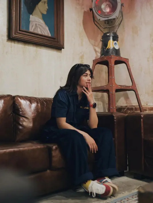 Lagi, potret tomboy Sintya Marisca pakai atasan berkerah lengan pendek berwarna hitam dan celana jeans panjang yang juga berwarna hitam. [Foto: Instagram/sintyamarisca]