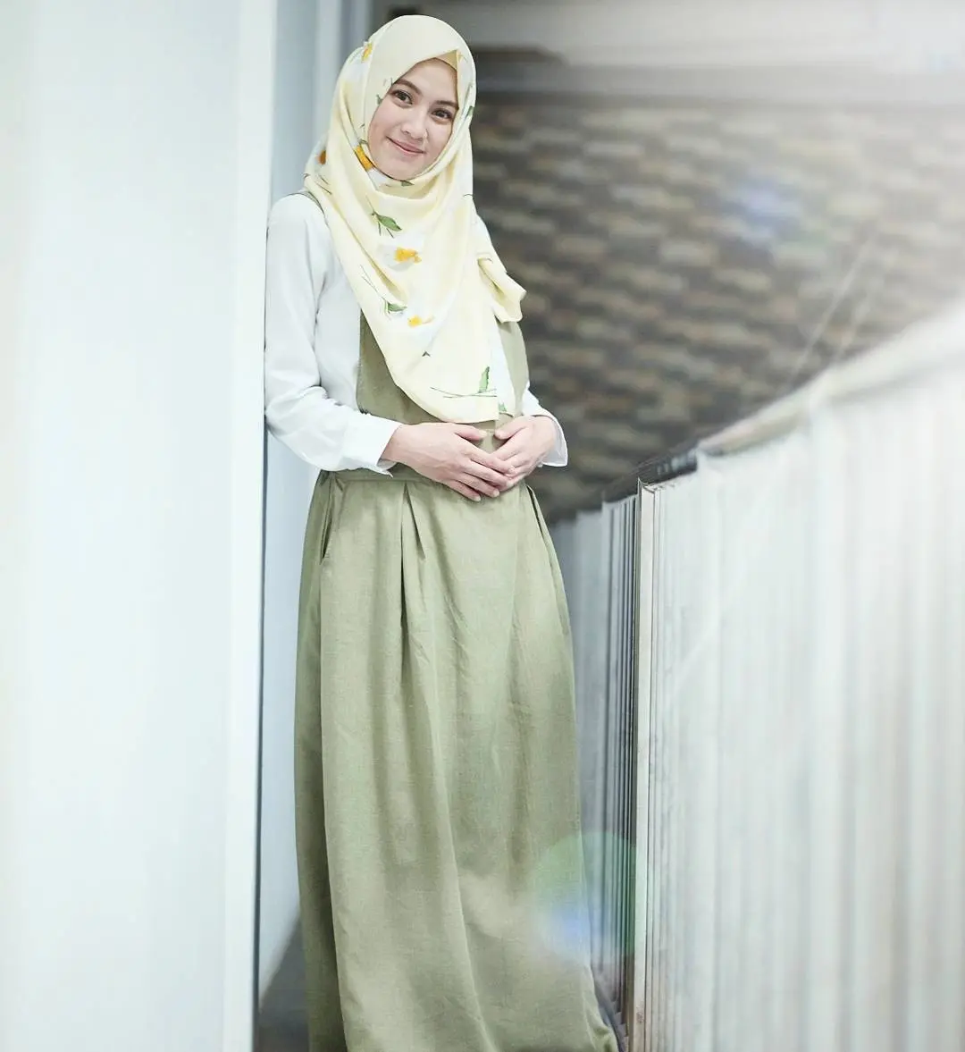Gaya hijab yang simple dan casual ala selebriti cantik. (sumber foto: @ichasoebandono/instagram)