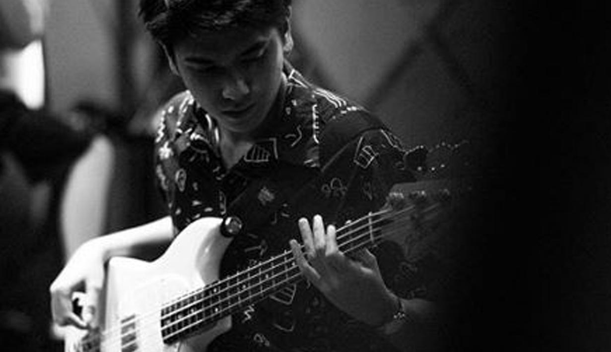 Dari boyband, Iqbaal beralih menjadi anak band. Ia bergabung dengan The Second Breaktime, band beraliran pop punk. (Liputan6.com/IG/@iqbaal.e)