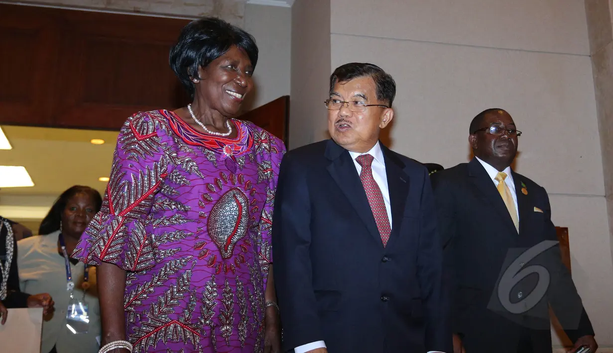 Wakil Presiden Zambia Inonge Wina (kiri) ingin mengirimkan pelajarnya untuk belajar di Indonesia, JCC Jakarta, Selasa (21/4/2015). JK mengantarkan Wina usai mengadakan pertemuan bilateral. (Liputan6.com/Herman Zakharia)