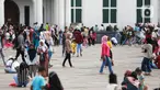 Warga memanfaatkan libur Tahun Baru dengan berkunjung ke Kota Tua, Jakarta, Senin (2/1/2023). Kota Tua menjadi salah satu tempat favorit warga untuk dikunjungi saat liburan pada awal tahun 2023. (Liputan6.com/Johan Tallo)