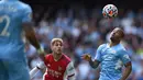 Unggul jumlah pemain, Manchester City semakin gencar melancarkan serangan. Hasilnya, Gabriel Jesus membawa The Citizens unggul 3-0 pada menit ke-43, setelah memanfaatkan umpan dari Jack Grealish. (Foto: AFP/Oli Scarff)