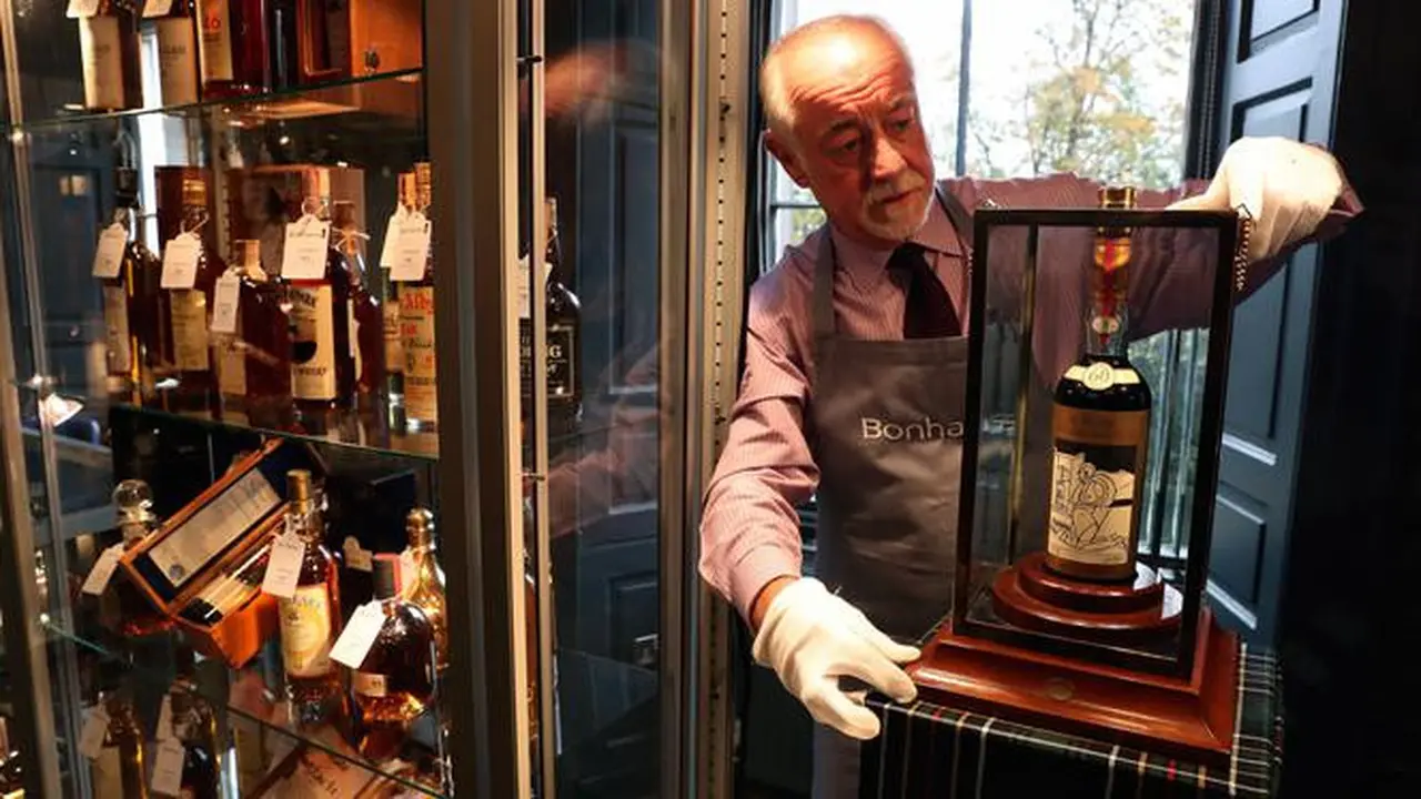 Botol wiski Macallan Valerio Adamai