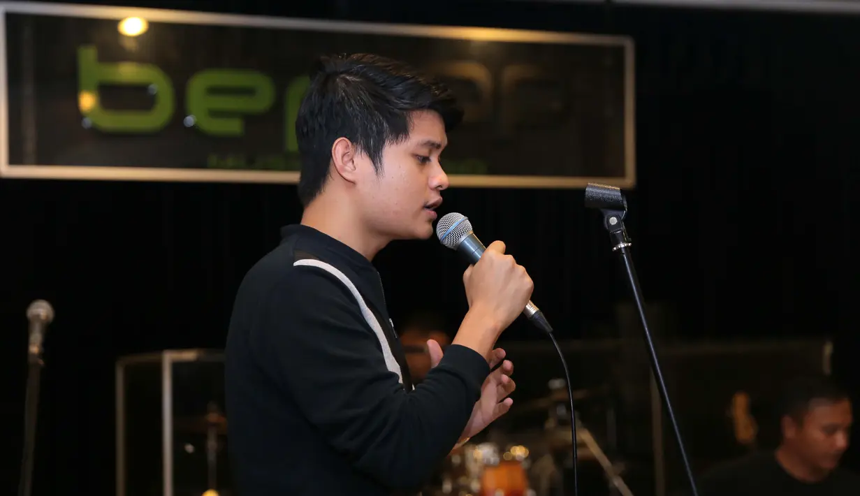 Dukungan dua selebriti yang kompeten didunia hiburan hingga terselenggaranya mini konser  membuat penyanyi pendatang baru dibawah nauangan TataLiem Record itu merasakan syukur, sebagai langkah awal kariernya. (Andy Masela/Bintang.com)