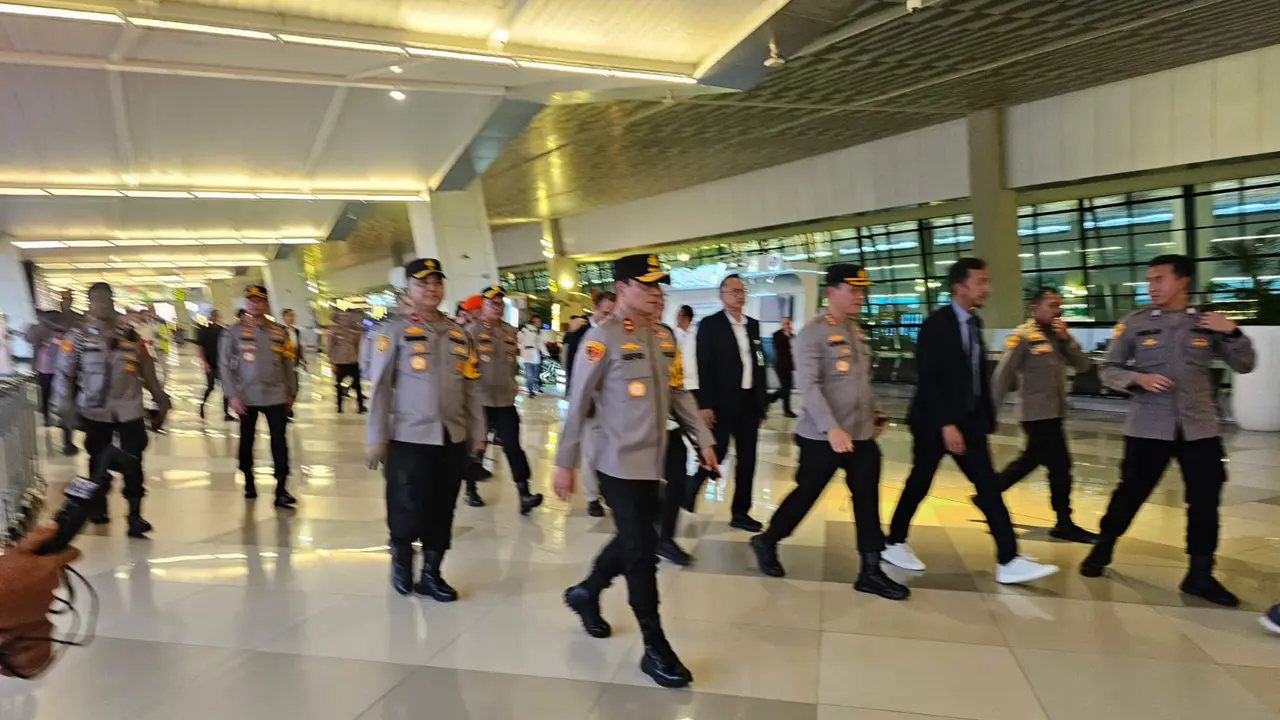 Kapolda Metro Jaya Asep Edi Suheri meninjau langsung kesiapan pengamanan dan pengawalan angkutan liburan Natal 2025 dan Tahun Baru 2026 (Nataru), di Bandara Internasional Soekarno-Hatta, Selasa (23/12/2025) (Istimewa)