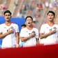 Pemain Timnas Indonesia U-22 menyanyikan lagu kebangsaan Indonesia Raya sebelum laga melawan Timor Leste pada pertandingan ketiga Grup A SEA Games 2023 yang berlangsung di Olympic Stadium, Phnom Penh, Kamboja, Minggu (7/5/2023). (Bola.com/Abdul Aziz)