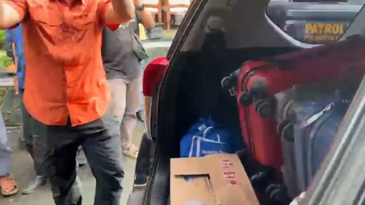 <img alt="Penyidik KPK menyita barang bukti tambahan dari Kantor Bupati Pati. (Liputan6.com/ Arief Pramono)