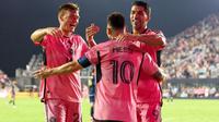 Pemain depan Argentina #10, Lionel Messi, dari Inter Miami merayakan gol pertamanya bersama rekan setimnya, gelandang Jerman #24, Julian Gressel, dan pemain depan Uruguay #09, Luis Suarez, selama pertandingan musim reguler Major League Soccer (MLS) antara Inter Miami dan Philadelphia Union di Chase Stadium di Fort Lauderdale, Florida, 14 September 2024. (Chris ARJOON/AFP)