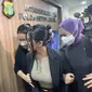 Siskaeee tiba di Ditreskrimsus Polda Metro Jaya pada Rabu (24/1/2024), pukul 19.00 WIB. (Liputan6.com/ Ady Anugrahadi)