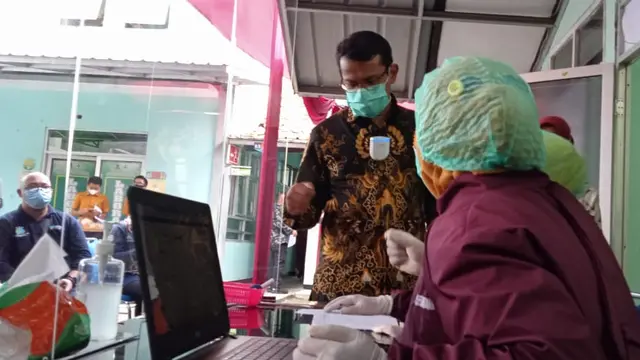 Wakil Bupati Helmi Budiman tengah memberkan penjelasan kepada petugas tenaga kesehatan di sela-sela pelaksanaan simulasi vaksin Covid-19 di Garut, Jawa Barat.
