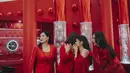Dian Sastrowardoyo tampil memesona mengenakan dress merah pendek dengan bahu asimetris. Adinia Wirasti tampil memukau dalam balutan outfit bersiluet tumpuk dan celana panjang. [Foto: Instagram/therealdisastr]