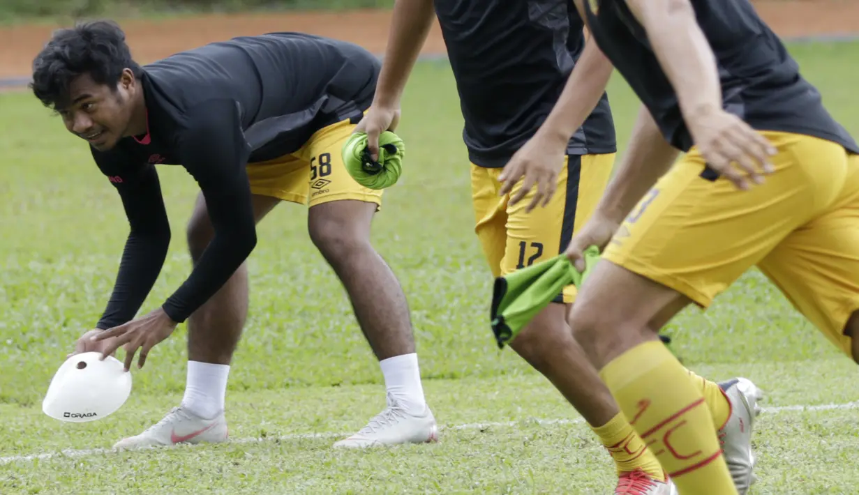 Pemain Bhayangkara FC, Ilham Udin, memegang bola saat latihan jelang laga Piala Indonesia 2019 di Stadion PTIK, Jakarta, Kamis (31/1). Bhayangkara FC akan berhadapan dengan PSBL Langsa. (Bola.com/M. Iqbal Ichsan)