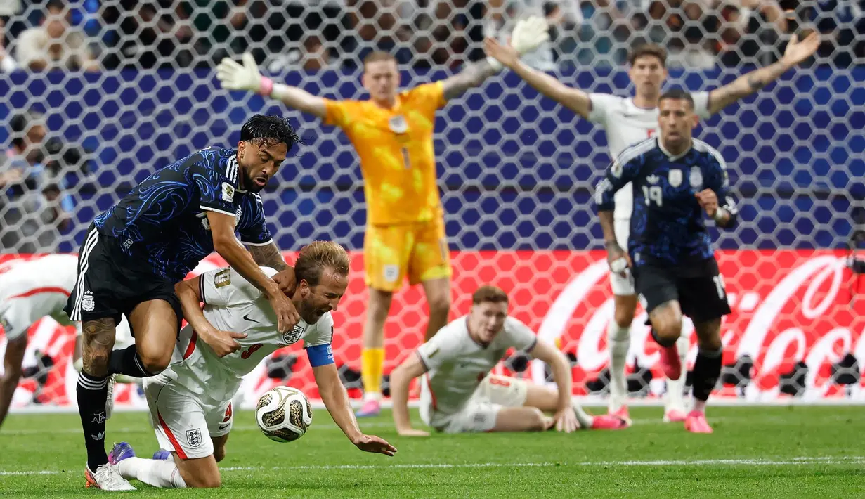 Pemain Argentina Nico Gonzalez  berebut bola dengan pemain Inggris  Harry Kane selama pertandingan semifinal Piala Dunia antara Inggris dan Argentina di Atlanta, Rabu, 15 Juli 2026. (AP Photo/Erik S. Lesser)