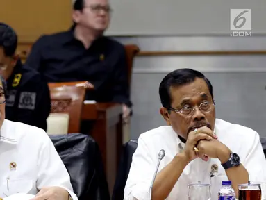 Menteri Hukum dan HAM Yasonna Laoly (kiri) bersama Jaksa Agung HM Prasetyo (kanan) mengikuti rapat kerja dengan Komisi III DPR di Kompleks Parlemen, Senayan, Jakarta, Kamis (13/9).(Liputan6.com/JohanTallo)