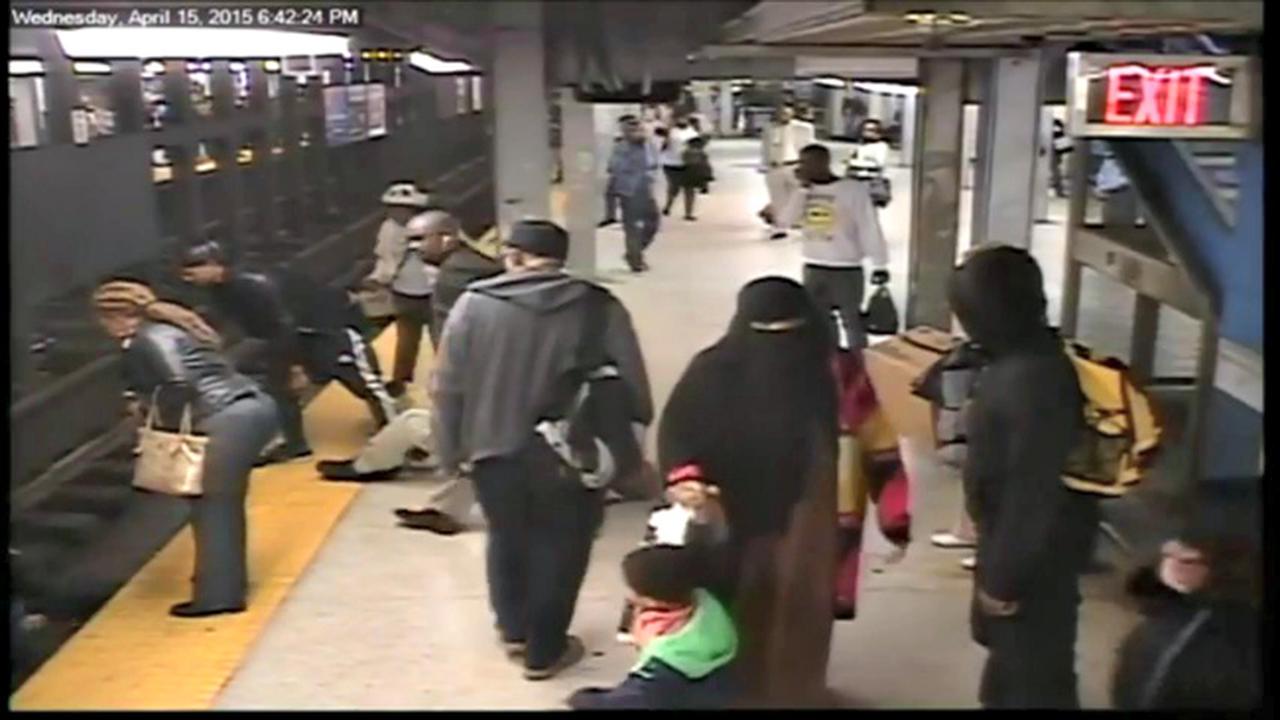 Tindakan Cepat Selamatkan Calon Penumpang Kereta 