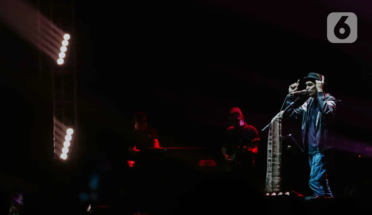 Penampilan Glenn Fredly dalam festival musik Love Fest di Istora Senayan, Jakarta, pada 22 Februari 2020. Salah satu penyanyi kebanggaan Indonesia, Glenn Fredly meninggal dunia, Rabu (8/4/2020) malam dalam usia 44 tahun di sebuah rumah sakit di Jakarta Selatan. (Liputan6.com/Faizal Fanani)