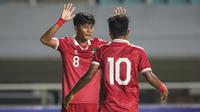 Selebrasi pemain Timnas Indonesia U-17,&nbsp;Arkhan Kaka Putra (kiri)&nbsp;usai menjebol gawang Timnas Guam U-17 dalam pertandingan Grup B Kualifikasi Piala Asia U-17 2023 yang berlangsung di Stadion Pakansari, Bogor, Senin (3/10/2022). (Bola.com/Bagaskara Lazuardi)