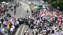 Massa aksi damai 4 November mulai bergerak menuju Masjid Istiqlal, Jakarta Pusat, yang dijadikan titik kumpul, Jumat (4/11). Rencananya, demonstran akan memulai aksinya seusai menunaikan salat Jumat berjemaah di Istiqlal. (Liputan6.com/Faizal Fanani)