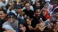 Tidak ketinggalan sejumlah warga memanfaatkan momen tersebut untuk berswafoto bersama Anies Baswedan. (merdeka.com/Arie Basuki)