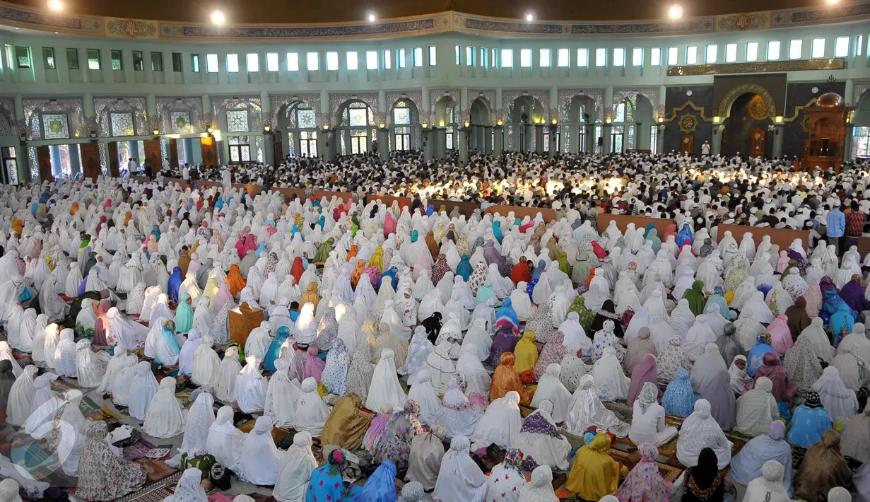 Warga Tangerang melakukan Salat Idul Adha di Masjid Al-Azom, Tangerang Banten, Kamis (24/9/2015). (Liputan6.com/Faisal R Syam)