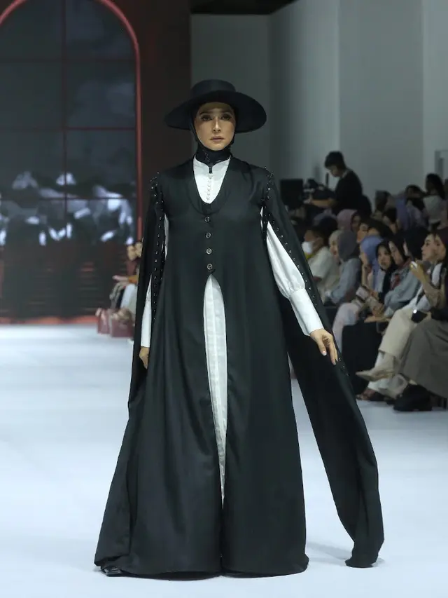 Nabila Syakieb Kenakan Hijab Saat Kenakan Koleksi Terbaru Zaskia Sungkar di JFW 2025. [Adrian/Fimela]