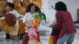 Sebagai informasi, Musikal Perahu Kertas menampilkan perjalanan tentang pencarian jati diri, penerimaan, kehilangan, dan keberanian. Tampak dalam foto, pelakon musikal Perahu Kertas berakting pada sesi latihan di Ciputra Artpreneur, Jakarta, Kamis (15/1/2026). (KapanLagi.com/Budy Santoso)