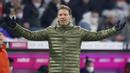 Julian Nagelsmann. Pelatih asal Jerman berusia 35 tahun yang kini menjalani musim kedua bersama Bayern Munchen ini menjadi pelatih dengan nilai transfer termahal hingga saat ini. Ia didatangkan Bayern Munchen dari LB Leipzig pada awal musim 2021/2022 dengan biaya 25 juta euro atau kini setara Rp376 miliar dan terikat kontrak hingga Juni 2026. Bersama Bayern Munchen ia telah mengoleksi 1 trofi Bundesliga 2021/2022 serta dua trofi DFL Supercup tahun 2021 dan 2022. (AFP/Michaela Rehle)