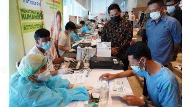 Menteri BUMN Erick Thohir mengunjungi Sentra Vaksinasi Enesis di Jakarta International Equestrian Park, Jakarta Timur, Rabu (7/7/2021). Dok BUMN
