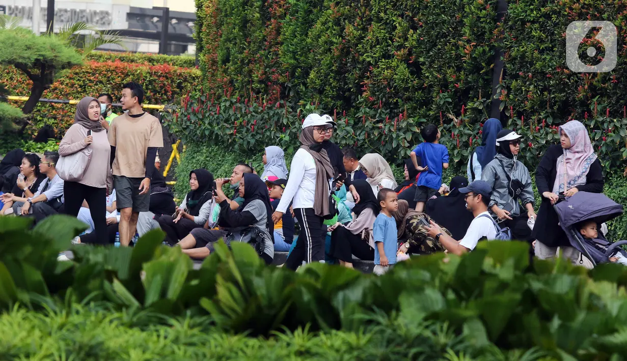 Sejak pagi, sejumlah warga tampak berolahraga di kawasan Sudirman-MH Thamrin. Ada yang berjalan santai, berlari, maupun bersepeda. (Liputan6.com/Herman Zakharia)