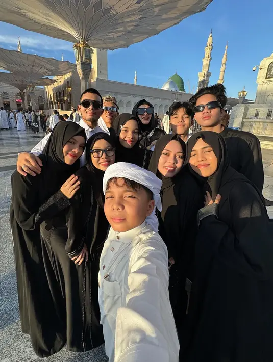 Sedangkan di sini, Geni Faruk kembali tampil kompak bersama anak-anaknya, mengenakan abaya hitam. [Foto: Instagram/genhalilintar]