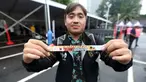 Seorang calon penonton menunjukkan tiket laga FIFA Matchday Timnas Indonesia melawan Argentina di booth penukaran tiket yang terletak di Gedung Serba Guna Senayan, Jakarta, Jumat (16/06/2023). Penukaran tiket Timnas Indonesia Vs Argentina dimulai pukul 10.00-17.00 WIB hingga hari Senin (19/06/2023) siang. (Bola.com/Bagaskara Lazuardi)
