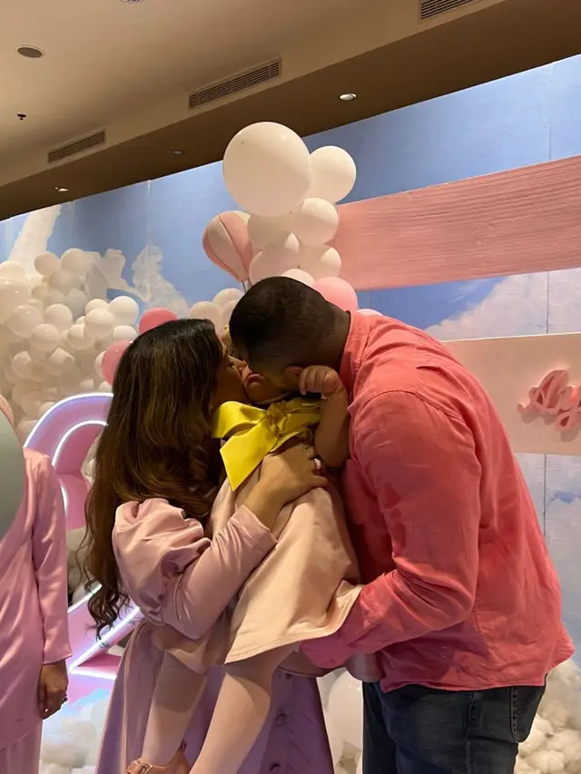 Inspirasi Baju Hamil Tasya Farasya dalam Balutan Dress Pink dan Biru