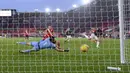 Striker Manchester United, Edinson Cavani, mencetak gol ke gawang Southampton pada laga Liga Inggris di Stadion St. Mary's, Minggu (29/11/2020). MU menang dengan skor 3-2. (Mike Hewitt, Pool via AP)