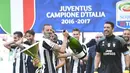 Bek Juventus, Leonardo Bonucci, bersama rekan-rekannya merayakan gelar Scudetto yang ke-33 usai mengalahkan Crotone pada laga Serie A di Stadion Juventus, Turin, Minggu (21/5/2017). (EPA/Alessandro Di Marco)