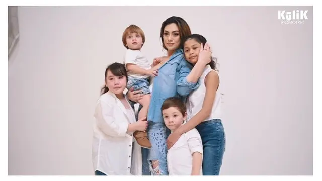 Tanpa Stefan William, Ini 8 Momen Pemotretan Keluarga Celine Evangelista