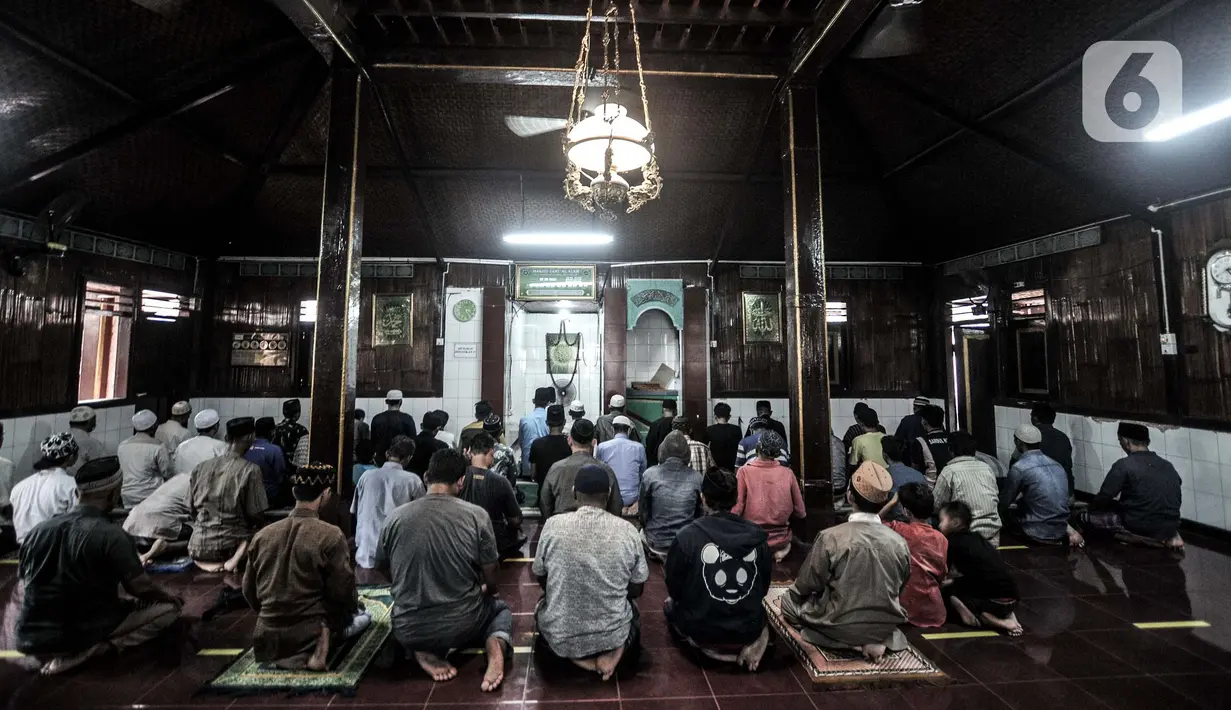 Jemaah saat menunaikan salat di Masjid Jami Al Alam, Cilincing, Jakarta, Kamis (22/4/2021). Tak banyak yang terjaga dari bangunan 'Tajuk' atau surau warisan Sunan Gunung Jati dan Raden Fatahillah ini. (merdeka.com/Iqbal S.Nugroho)