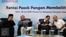 Menteri Perdagangan, Thomas T Lembong (kedua kanan) saat berdiskusi dengan Direktur OPP Bulog dan Paguyuban Peternak Sapi Kerbau Indonesia di Jakarta, Sabtu (18/6). Diskusi membahas Rantai Pasok Pangan Membelit Harga. (Liputan6.com/Helmi Fithriansyah)