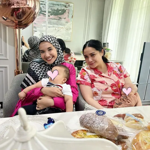 6 Potret Kedekatan Keluarga Zaskia Sungkar dan Nagita Slavina, Penuh Kehangatan